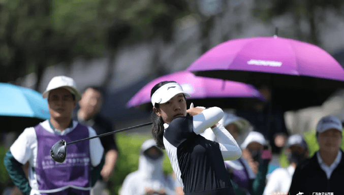 刘国梁女儿高尔夫球刘国梁女儿高尔夫球之旅，天赋与努力的完美结合